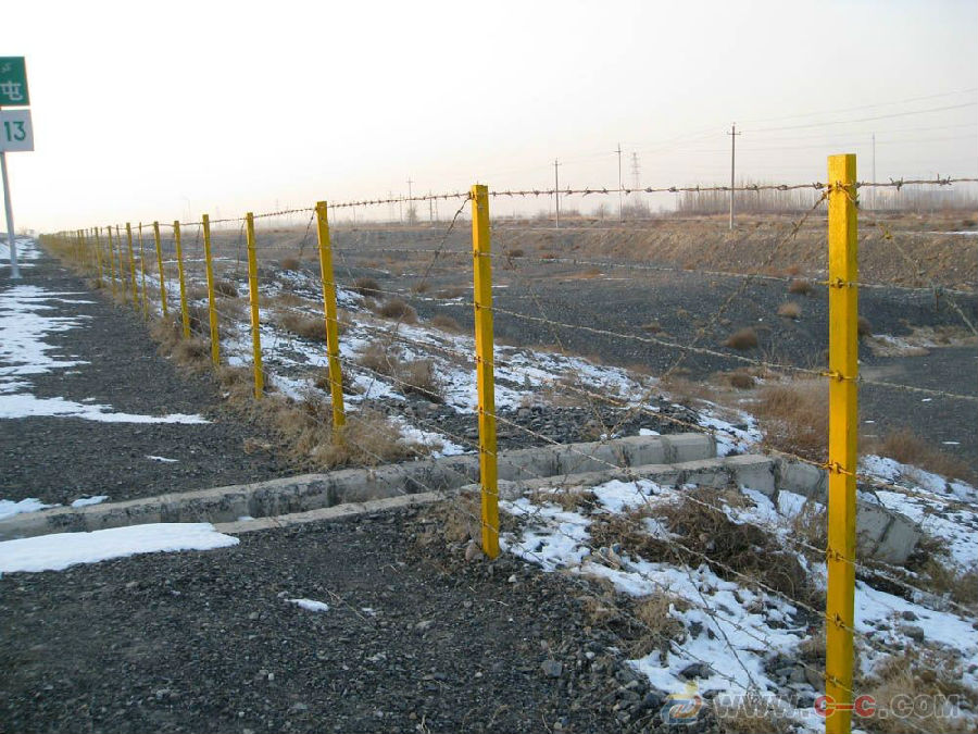 帶刺鐵絲網(wǎng)圍欄 帶刺鐵絲網(wǎng)圍欄