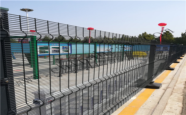 高速公路護(hù)欄網(wǎng)隔離柵施工概況及注意事項(xiàng) 高速公路護(hù)欄網(wǎng)隔離柵施工概況及注意事項(xiàng)