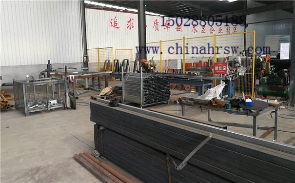 高鐵刺絲滾籠生產(chǎn)過(guò)程 高鐵刺絲滾籠生產(chǎn)過(guò)程