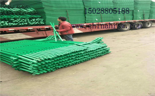 監(jiān)獄網(wǎng)圍欄裝車中 監(jiān)獄網(wǎng)圍欄裝車中