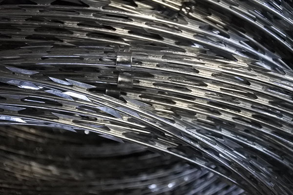 刺繩護(hù)欄網(wǎng)的搭配使用 刺繩護(hù)欄網(wǎng)的搭配使用