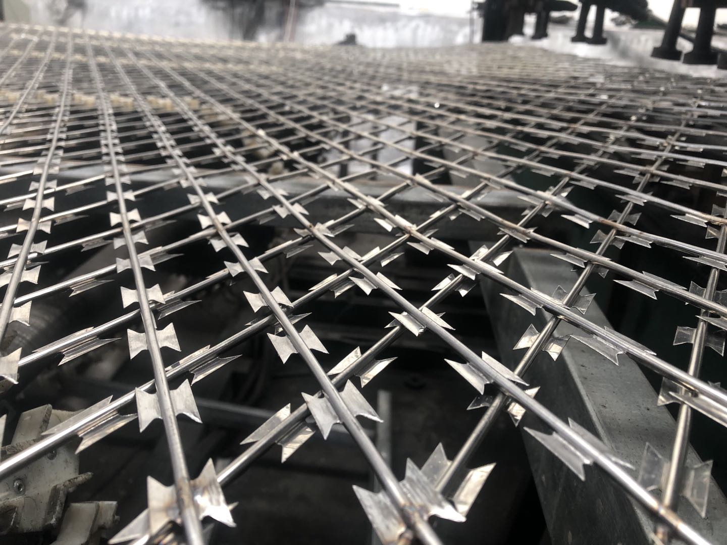 直條型刀片刺繩 直條型刀片刺繩