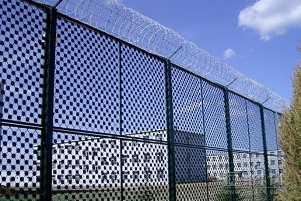 鐵路安裝刀片刺繩防護(hù)網(wǎng)的原因 鐵路安裝刀片刺繩防護(hù)網(wǎng)的原因